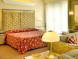 Holiday Suites Guestroom