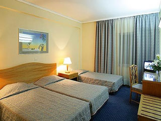 Ionis Hotel Triple room